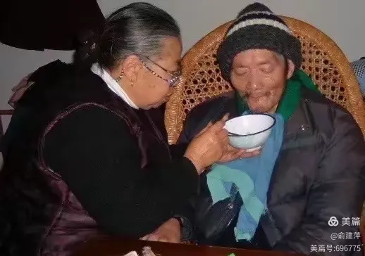 梦回亲情深处，奶奶唤我归家探望父亲的深意